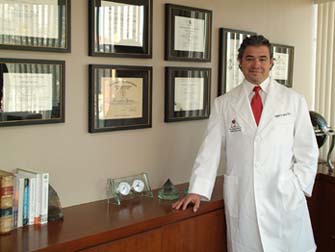 Dr. Alejandro Quiroz is one of only a few prominent, truly International Plastic and Reconstructive Surgeons Licensed in his field in both the US and Mexico.